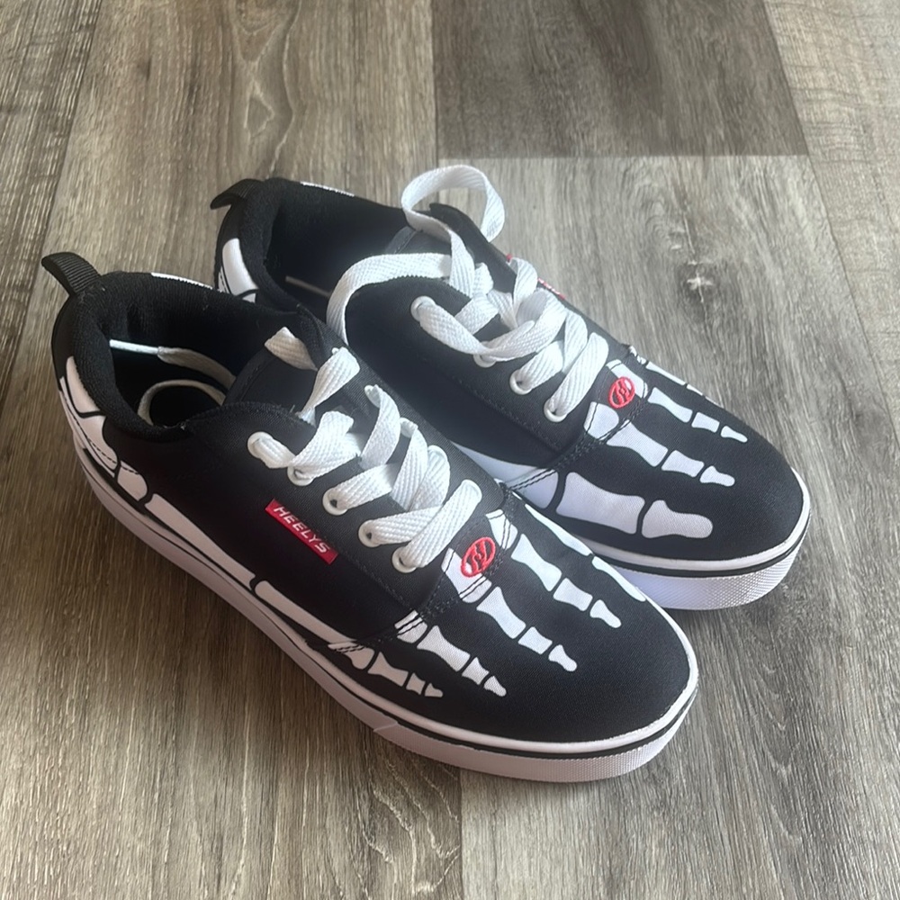 Heelys Black and White Sneakers with Classic Design